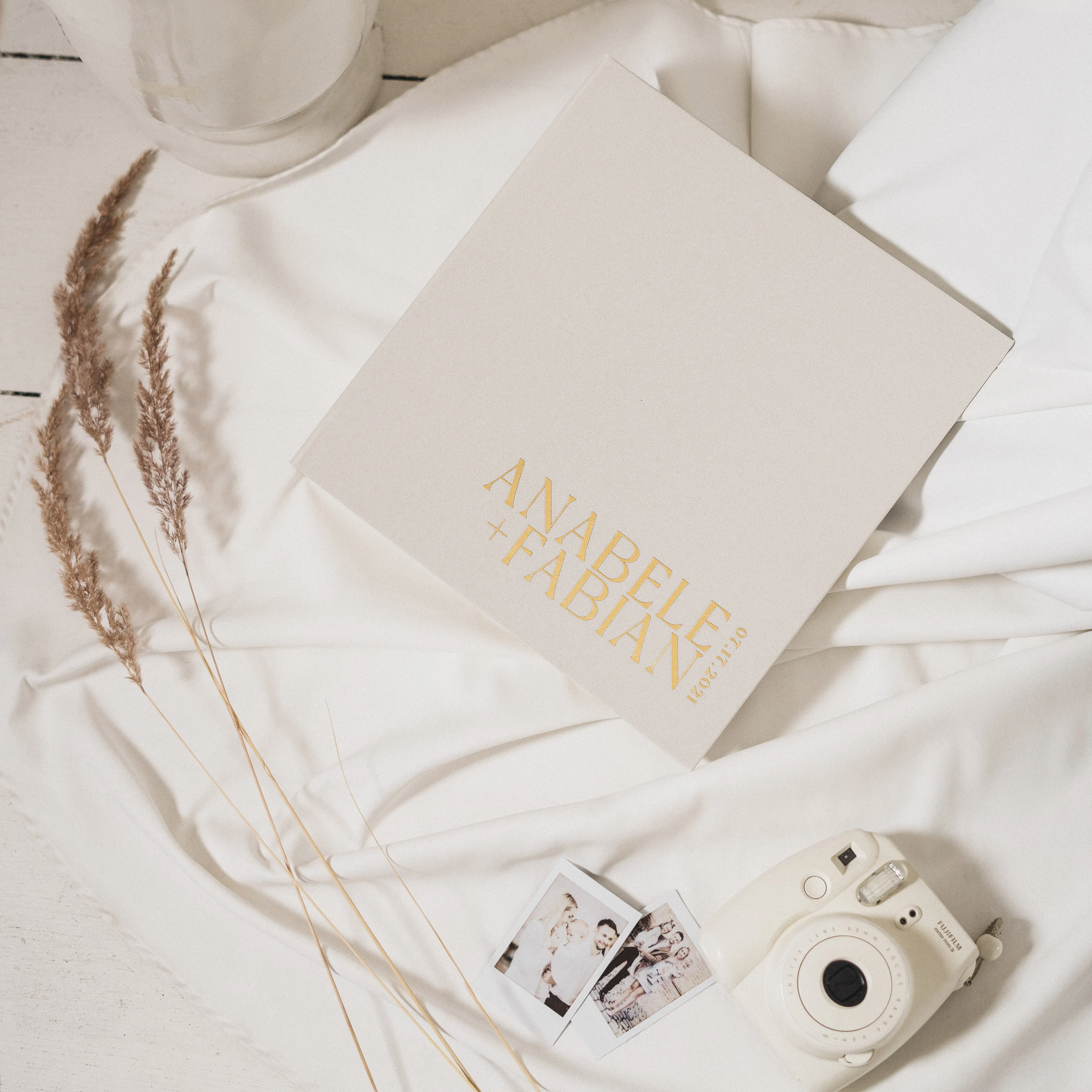 Silky White   Real Gold | Guest Book ♡